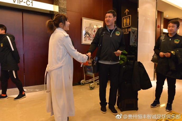 第24分钟，热那亚前场右路斜传到禁区内，巴斯克斯与尤文球员拼抢时摔倒在地，主裁判没有表示！